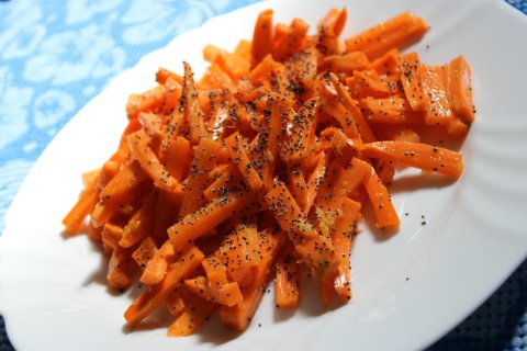 Салата от моркови с маково семе
