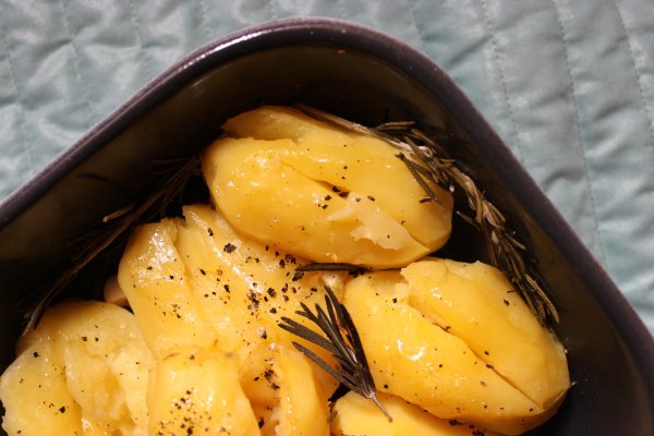 пикантни картофи на фурна 